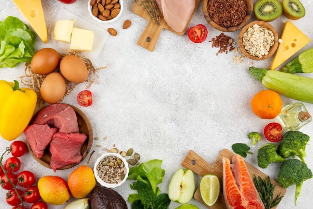 Ingredientes frescos e coloridos, como frutas, vegetais, queijos e grãos integrais, para uma alimentação saudável e equilibrada.