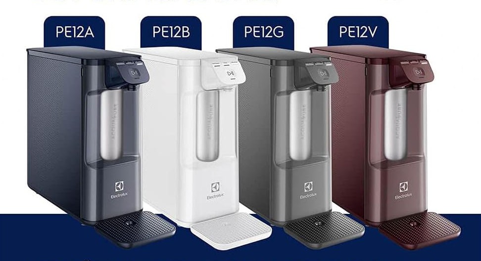 Quatro modelos do purificador de água electrolux pure 4X estão lado a lado nas cores azul escuro, branco,cinza e vermelho respectivamente.